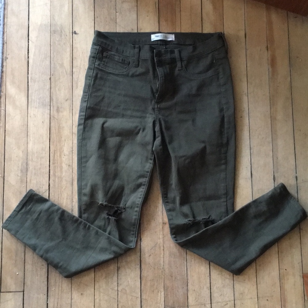 SOLD ✅ Gap olive green skinny jeans